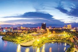 Bộ Chính trị yêu cầu nghiên cứu sáp nhập một số đơn vị hành chính cấp tỉnh, bỏ cấp huyện