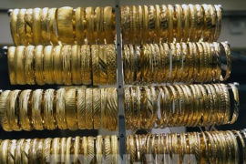 Giá vàng chạm đỉnh hai tuần trước lo ngại về tính độc lập của Fed