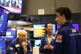 Chứng khoán thế giới lập đỉnh lịch sử bất chấp dữ liệu trái chiều