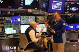 Chứng khoán Mỹ rời khỏi mức cao kỷ lục, ba chỉ số chính chìm trong sắc đỏ