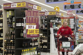 Giá cả cao và triển vọng thu nhập giảm gây áp lực cho người tiêu dùng Mỹ