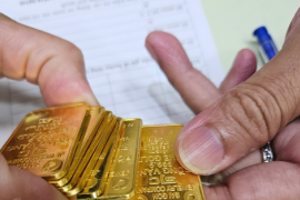 Giá vàng rung lắc mạnh, từ ngày mai, một nhà băng sẽ tăng phí giữ hộ vàng