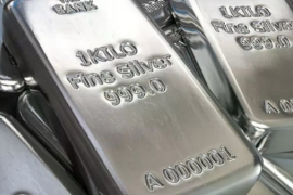 Giá bạc tăng vọt, các nhà kinh doanh đổ xô tìm nguồn hàng