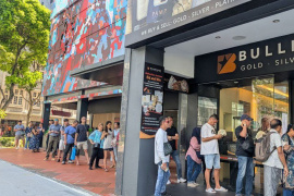 Singapore: Hàng trăm khách xếp hàng chờ mua bạc, BullionStar hẹn trả hàng sau 3 tháng