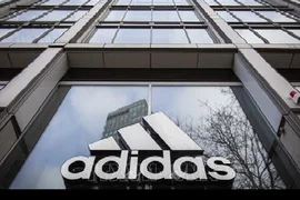 Adidas kiện White Fox tại Australia vì thiết kế quần áo bốn sọc