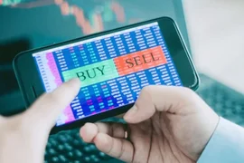 Lãnh đạo doanh nghiệp và người nhà đồng loạt “bắt đáy” cổ phiếu