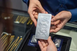 Lạm phát Mỹ vượt dự báo, giá bạc thế giới lao dốc, bạc trong nước giảm hàng triệu đồng/kg