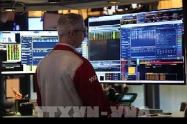 Phố Wall nối dài đà tăng, bất ổn chính trị phủ bóng thị trường châu Âu