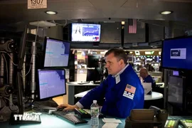 Chứng khoán Mỹ lập đỉnh mới bất chấp sức ép từ giá dầu