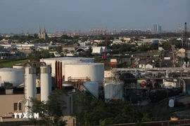 Giá dầu thế giới đi xuống khi IEA đẩy nhanh xả kho dự trữ