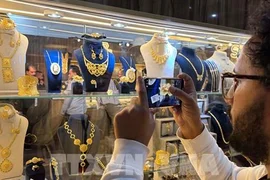 Giá vàng châu Á tăng hơn 1% nhờ đồng USD sụt giảm