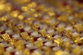 Giá vàng thế giới giảm do áp lực chốt lời và đồng USD phục hồi