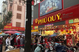 Nhộn nhịp người đi mua vàng bạc ngày vía Thần Tài