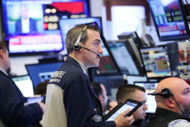 Dow Jones áp sát mức đỉnh lịch sử, cổ phiếu công nghệ tiếp tục bị bán tháo