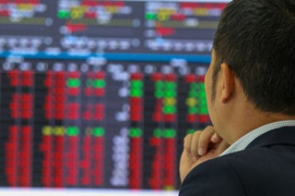 Lãnh đạo doanh nghiệp và người nhà đổ hàng nghìn tỷ mua cổ phiếu, chuyện gì đang diễn ra?