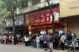 Giá vàng tiếp tục hạ, người mua xếp hàng dài