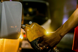 Giá dầu tăng 5% do lo ngại đàm phán Mỹ-Iran không chắc chắn