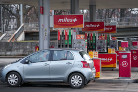 Giá dầu thô giảm nhẹ trước gia hạn trừng phạt Iran và căng thẳng Trung Đông