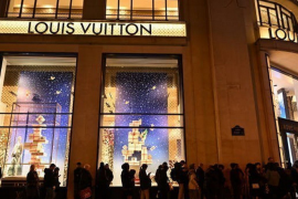 Nhiều tập đoàn bán lẻ và thương hiệu xa xỉ lớn thu hẹp hoạt động