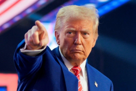 Hết đổi tên Hormuz thành 'eo biển Trump', ông Trump lại muốn 'lấy dầu của Iran'