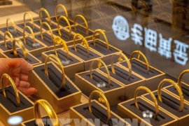 Giá vàng đảo chiều tăng trở lại khi xung đột Trung Đông thúc đẩy nhu cầu trú ẩn