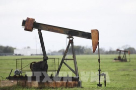 Giá dầu tăng vọt 8%, vượt ngưỡng 100 USD/thùng