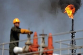 Giá dầu Brent lên mức hơn 99 USD một thùng sau lệnh phong tỏa Hormuz của Mỹ