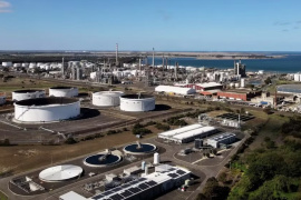 Giá dầu thế giới chạm đỉnh cao nhất trong bốn năm giữa lo ngại gián đoạn nguồn cung