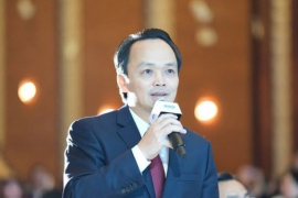 Ca sỹ Tùng Dương hát “Tái sinh” tặng ông Trịnh Văn Quyết