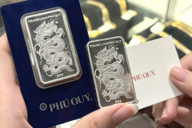 Giá vàng chiều ngày 11/5 tiếp tục lao dốc, lùi về trên mốc 165 triệu đồng/lượng, giá bạc quay đầu giảm nhẹ.