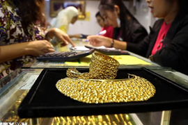Giá vàng chạm đáy 11 tuần trước khả năng lãi suất tiếp tục ở mức cao