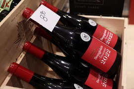 Tổng thống Mỹ Donald Trump tuyên bố áp thuế 100% đối với rượu vang Pháp