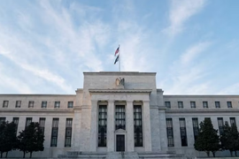 Fed giữ nguyên lãi suất đối mặt lạm phát và chi phí sinh hoạt