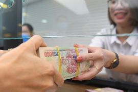 Bất chấp lãi suất hạ nhiệt, tiền gửi dân cư vẫn chảy mạnh vào ngân hàng