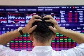 Bay hơn 100 điểm từ đỉnh, chứng khoán "cưa chân bàn" đến bao giờ?