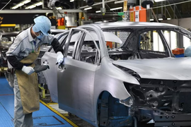 Toyota tiếp tục cắt giảm sản lượng ở nước ngoài do xung đột Trung Đông