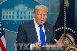 Tổng thống Trump bất ngờ hoãn ký dự luật hỗ trợ nhà ở
