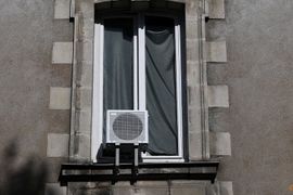 Phát hiện loạt nhà máy Trung Quốc sáng đèn cả ngày lẫn đêm, sản xuất mặt hàng mà dân châu Âu phải 'lặn lội' tận 200 km mới mua được
