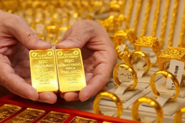 Áp lực chốt lời khiến giá vàng tiếp tục giảm sâu