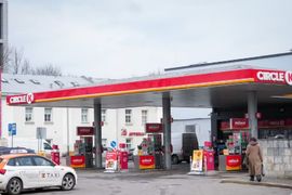 Giá dầu thô thế giới giảm do lo ngại lạm phát và phục hồi kinh tế chậm