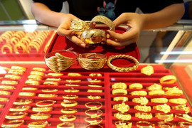 Giá vàng giảm hơn 1% do lo ngại lãi suất cao và căng thẳng Trung Đông