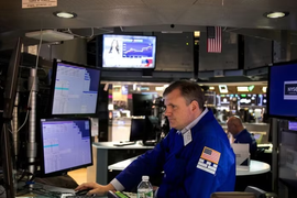 Phố Wall 'rực đỏ' vì đòn kép: Căng thẳng Mỹ-Iran và làn sóng bán tháo