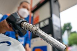 Giá xăng hôm nay 2/7: Xăng E10 RON95-III giảm gần 800 đồng/lít, xuống còn 20.415 đồng