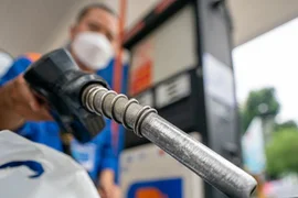 Giá xăng hôm nay 2/7: Xăng E10 RON95-III giảm gần 800 đồng/lít, xuống còn 20.415 đồng