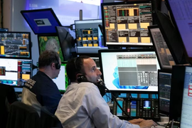 Chứng khoán Âu-Mỹ chao đảo trước cú sốc kép