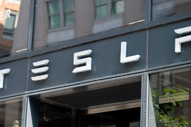 Cổ phiếu Tesla lao dốc, vốn hóa thị trường "bốc hơi" hơn 140 tỷ USD