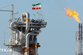 Giá dầu thô lao dốc 5% nhờ tín hiệu Mỹ-Iran tạm ngừng giao tranh