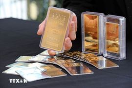 Giá vàng đi xuống khi thị trường cân nhắc định hướng của Fed