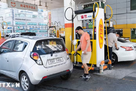 Giá dầu châu Á hạ nhiệt khi nguồn cung "vàng đen" gia tăng