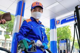 Bộ Công Thương: Không để lợi dụng giá xăng dầu giảm để "neo" giá hàng hóa bất hợp lý